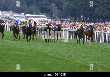 Corsa di cavalli al Royal Ascot incontro, Ascot Racecourse, Ascot Berkshire, Inghilterra, Regno Unito Foto Stock