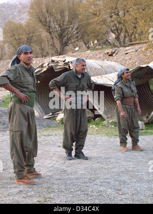 I combattenti di guerriglia del PKK (dei lavoratori del Kurdistan) giocando a pallavolo in montagne Qandil in Iraq settentrionale Foto Stock