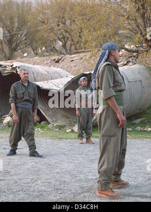 I combattenti di guerriglia del PKK (dei lavoratori del Kurdistan) giocando a pallavolo in montagne Qandil in Iraq settentrionale Foto Stock