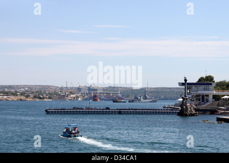 Vista sul monumento alle navi passeggere in Sevastopol Bay Foto Stock