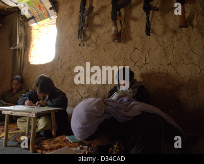 Femmina di guerriglia combattenti del PKK (dei lavoratori del Kurdistan) nelle montagne Qandil, vicino alla frontiera iraniana dell' Iraq settentrionale Foto Stock