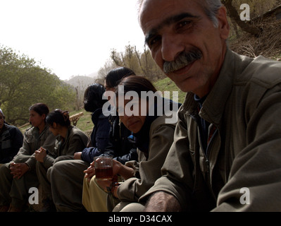 I combattenti di guerriglia del PKK (dei lavoratori del Kurdistan) nelle montagne Qandil, vicino alla frontiera iraniana dell' Iraq settentrionale Foto Stock