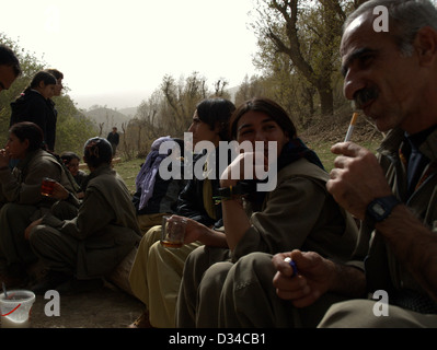 I combattenti di guerriglia del PKK (dei lavoratori del Kurdistan) nelle montagne Qandil, vicino alla frontiera iraniana dell' Iraq settentrionale Foto Stock