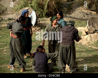 Femmina di guerriglia combattenti del PKK (dei lavoratori del Kurdistan) nel Quandil montagne, vicino al confine iraniano nell Iraq del Nord Foto Stock