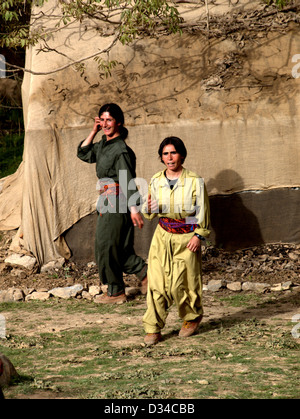 Femmina di guerriglia combattenti del PKK (dei lavoratori del Kurdistan) nelle montagne Qandil, vicino alla frontiera iraniana dell' Iraq settentrionale Foto Stock