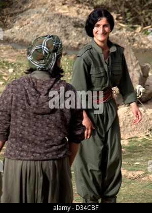 Femmina di guerriglia combattenti del PKK (dei lavoratori del Kurdistan) nelle montagne Qandil, vicino alla frontiera iraniana dell' Iraq settentrionale Foto Stock