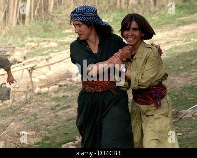 Femmina di guerriglia combattenti del PKK (dei lavoratori del Kurdistan) nelle montagne Qandil, vicino alla frontiera iraniana dell' Iraq settentrionale Foto Stock