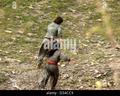 Femmina di guerriglia combattenti del PKK (dei lavoratori del Kurdistan) nelle montagne Qandil, vicino alla frontiera iraniana dell' Iraq settentrionale Foto Stock