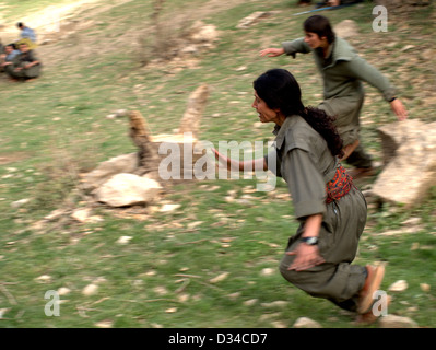 Femmina di guerriglia combattenti del PKK (dei lavoratori del Kurdistan) nelle montagne Qandil, vicino alla frontiera iraniana dell' Iraq settentrionale Foto Stock