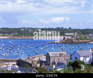 Città e vista sul porto, St Mary, Hugh Town, Isole Scilly, Cornwall, England, Regno Unito Foto Stock