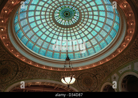 Cupola di Tiffany in Preston Bradley Hall di Chicago Cultural Center. Foto Stock