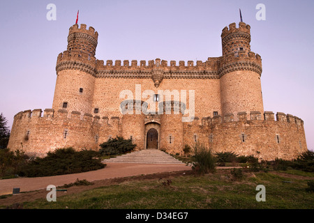 Il castello di Mendoza, situato nella regione di Madrid, è una fortezza-palazzo del XV secolo di Manzanares el Real Foto Stock