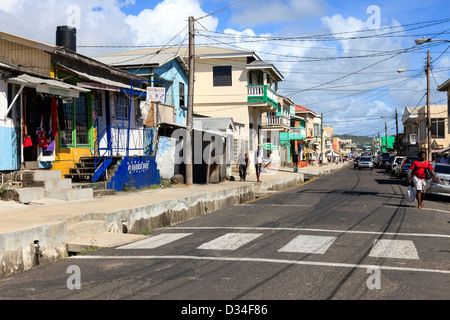 Vista lungo Clark Street, Vieux Fort St Lucia. Clark Street è la via principale della città Foto Stock
