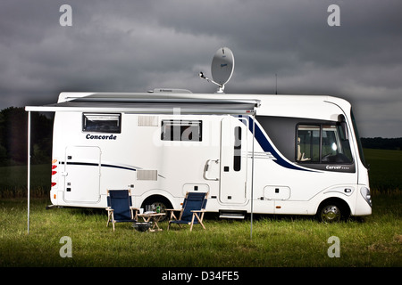 Concorde motorhome di lusso con tenda da sole e antenna satellitare Foto Stock