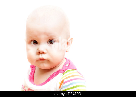 Poco triste brown eyed baby, ritratto in studio isolato su bianco Foto Stock