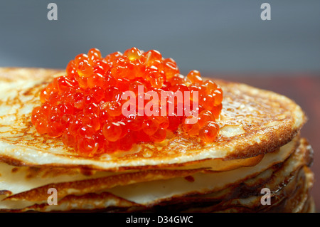 Tradizionale russo pancake con caviale rosso Foto Stock