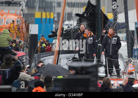 Portsmouth, Regno Unito. 9 febbraio 2013. Alex Thomson a bordo di Hugo Boss saluta la folla accogliendo Lui lungo il tragitto per Haslar Marina, Gosport, il 9 febbraio dopo aver completato la Vendee Globe gara dopo 80 giorni in terza posizione. Credito: Mike francese / Alamy Live News Foto Stock