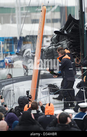 Portsmouth, Regno Unito. 9 febbraio 2013. Alex Thomson a bordo di Hugo Boss festeggia il suo arrivo con champagne a Haslar Marina, Gosport il 9 febbraio dopo essere arrivato terzo nel Vendee Globe gara in 80 giorni. Credito: Mike francese / Alamy Live News Foto Stock