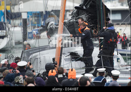 Portsmouth, Regno Unito. 9 febbraio 2013. Alex Thomson a bordo di Hugo Boss festeggia il suo arrivo con champagne a Haslar Marina, Gosport il 9 febbraio dopo essere arrivato terzo nel Vendee Globe gara in 80 giorni. Credito: Mike francese / Alamy Live News Foto Stock