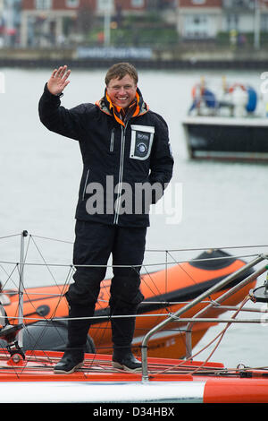 Portsmouth, Regno Unito. 9 febbraio 2013. Alex Thomson a bordo di Hugo Boss saluta la folla accogliendo Lui lungo il tragitto per Haslar Marina, Gosport, il 9 febbraio dopo aver completato la Vendee Globe gara dopo 80 giorni in terza posizione. Credito: Mike francese / Alamy Live News Foto Stock