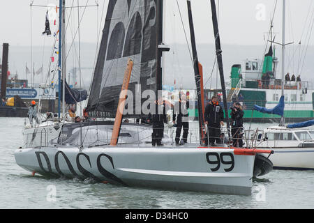 Portsmouth, Regno Unito. 9 febbraio 2013. Alex Thomson a bordo di Hugo Boss saluta la folla accogliendo Lui lungo il tragitto per Haslar Marina, Gosport, il 9 febbraio dopo aver completato la Vendee Globe gara dopo 80 giorni in terza posizione. Credito: Mike francese / Alamy Live News Foto Stock