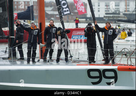 Portsmouth, Regno Unito. 9 febbraio 2013. Alex Thomson on-board Hugo Boss saluta la folla accogliendo Lui in rotta per Haslar Marina, Gosport, il 9 febbraio dopo aver completato la Vendee Globe gara dopo 80 giorni in terza posizione. Credito: Mike francese / Alamy Live News Foto Stock