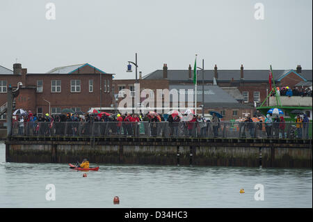 Portsmouth, Regno Unito. 9 febbraio 2013. Una piccola folla attende l'arrivo di Alex Thomson a bordo di Hugo Boss il 9 febbraio in Haslar Marina dopo la Vendee Globe race 2013. Credito: Mike francese / Alamy Live News Foto Stock