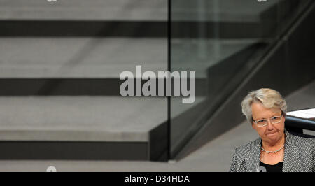 FILE - un file foto datata 14 settembre 2010 mostra quindi il Ministro tedesco dell'istruzione e della ricerca Annette Schavan partecipando ad una riunione del Bundestag a Berlino, Germania. Della Germania dell Educazione e Scienza il Ministro Annette Schavan detto 09 febbraio 2013, ella sarebbe rassegnare le dimissioni del suo posto, quattro giorni dopo un'università revocato il suo dottorato per il plagio, trattando un'elezione-anno contrattempo per il Cancelliere Angela Merkel governo. Foto: Tobias Kleinschmidt Foto Stock