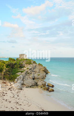 Spiaggia scena di paesaggio con tempio Maya in background Foto Stock