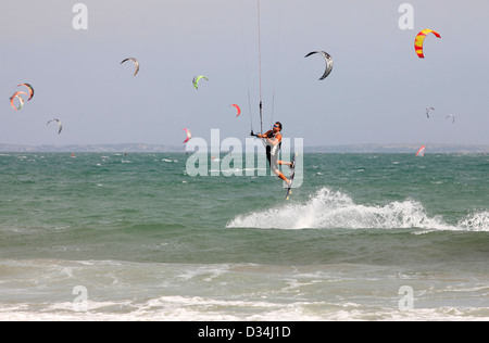 Kiteboarder godere di surf in oceano. Il Vietnam Foto Stock