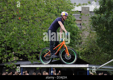 Stunt Bike Rider Danny MacAskill, Scotland, Regno Unito Foto Stock