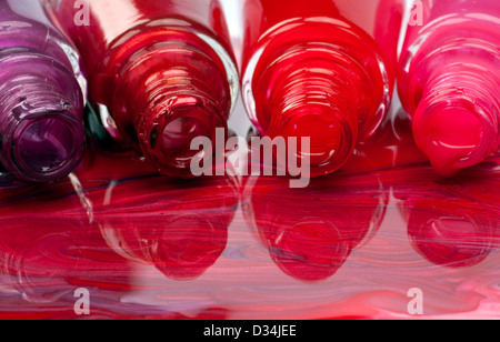 Colorate per unghie bottiglie sul miscelati per unghie. Foto Stock