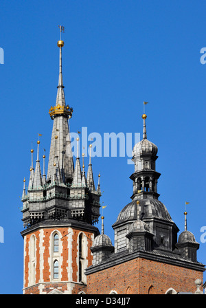 Le guglie delle torri di St Mary (Mariacki) chiesa gotica in Cracovia in Polonia. Foto Stock