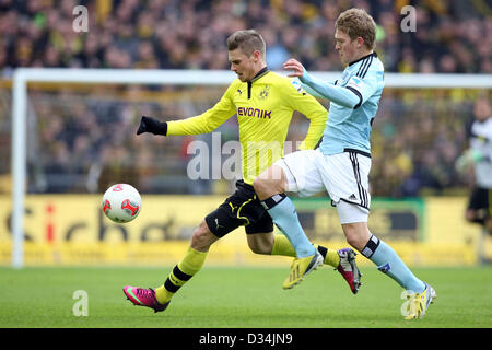 Dortmund, Germania. 9 febbraio 2013. Dortmund Lukasz Piszczek (L) il sistema VIES per la palla con Amburgo's Artjoms Rudnevs durante la Bundesliga partita di calcio tra Borussia Dortmund e Hamburger SV al Signal Iduna Park di Dortmund in Germania, 09 febbraio 2013. Foto: KEVIN KUREK/dpa/Alamy Live News Foto Stock