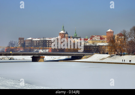 Il castello di Wawel in inverno e congelate di fiume Vistola con ponte a Cracovia, Polonia. Foto Stock