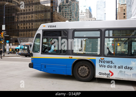 Il conducente del bus bus guida lungo granville street downtown Vancouver BC Canada deliberata di sfocatura del movimento Foto Stock