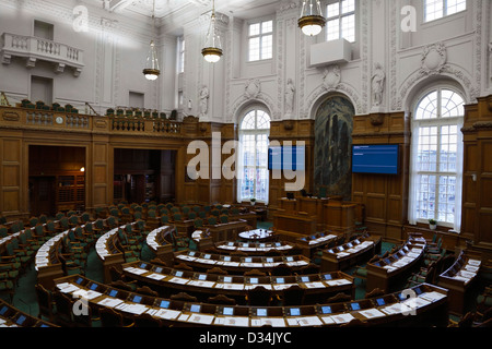 Il Folketing il parlamento danese, al castello di Christiansborg, Copenhagen, Danimarca. La hall è vuota. Foto Stock