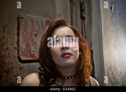 Emo ragazza con i capelli belli su sfondo Grunge Foto Stock