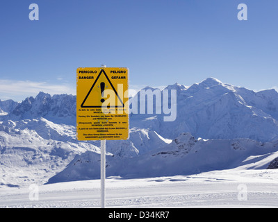 Fuori-pista di cartello di avviso e vista da Les Grandes Platieres in Gran Massiccio ski area di Mont Blanc e montagne nelle Alpi francesi. Foto Stock