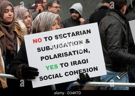 Londra, Regno Unito. 9 febbraio 2013. Donna irachena targhetta mantiene la lettura "No al settario e polarizzazione, sì agli iracheni la coesione sociale" come gli iracheni protesta in solidarietà con i loro connazionali in Iraq che percepiscono per essere sottoposto a ingiustizie dall'attuale regime iracheno. Ambasciata irachena, Londra, UK, 09 febbraio 2013. Credito: martyn wheatley / Alamy Live News Foto Stock