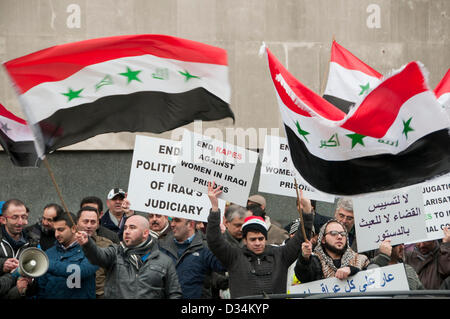 Londra, Regno Unito. 9 febbraio 2013. I dimostranti si riuniscono di fronte alla ambasciata irachena per parlare fuori contro un attacco su un Camp Liberty, un ex base militare degli Stati Uniti in Iraq, che le case che esuli iraniani contrari al regime vigente nel loro paese. Cinque persone sono state uccise e 42 feriti da Katyusha rocket fire. Finora nessuno ha rivendicato la responsabilità per l'attacco.Londra, Regno Unito. 9 febbraio 2013. I dimostranti si riuniscono di fronte alla ambasciata irachena per parlare fuori contro un attacco su Camp Liberty, un ex base militare degli Stati Uniti in Iraq, che ospita gli esuli iraniani contrari Credito: Pete Maclaine / Alamy Li Foto Stock
