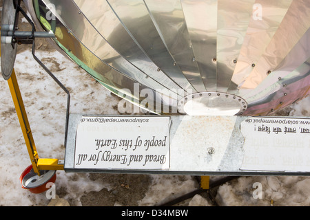 Un fornello solare per la cottura del pane a Annapurna Base Camp, Himalaya, Nepal. Foto Stock