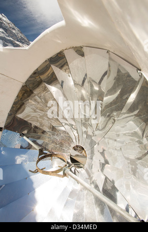 Un fornello solare per la cottura del pane a Annapurna Base Camp, Himalaya, Nepal. Foto Stock