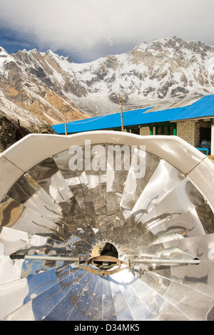 Un fornello solare per la cottura del pane a Annapurna Base Camp, Himalaya, Nepal. Foto Stock