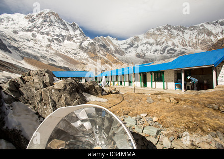 Un fornello solare per la cottura del pane a Annapurna Base Camp, Himalaya, Nepal. Foto Stock