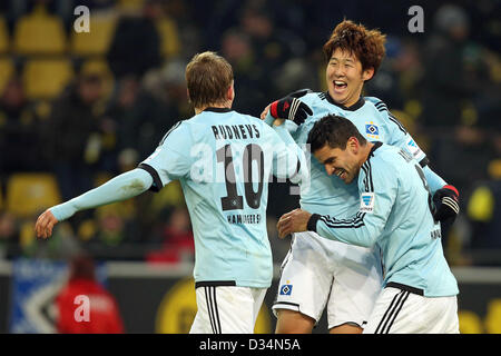 Di Amburgo Artjoms Rudnevs (L-R), Heung-Min figlio e Tomas Rincon celebrare il 4-1 obiettivo durante la Bundesliga partita di calcio tra Borussia Dortmund e Hamburger SV al Signal Iduna Park di Dortmund in Germania, 09 febbraio 2013. Foto: KEVIN KUREK (ATTENZIONE: embargo condizioni! Il DFL permette l'ulteriore utilizzazione di fino a 15 foto (solo n. sequntial immagini o video-simili serie di foto consentito) via internet e media on line durante il match (compreso il tempo di emisaturazione), adottate dall'interno dello stadio e/o prima di iniziare la partita. Il DFL permette il libero transmissi Foto Stock