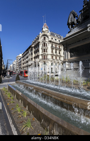 Plaza de Isabel la Catolica. La statua mostra la Regina Isabel concessione Columbus' petizione per ottenere le navi e i materiali di consumo. Spagna Foto Stock