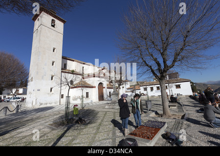 Chiesa di Saint Nicolas nella Plaza de San Nicolas situato in Granada Città Vecchia, noto come Albaicin Foto Stock