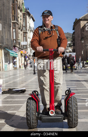 Senior uomo su Segway a Plaza Nueva Granada Spagna Foto Stock
