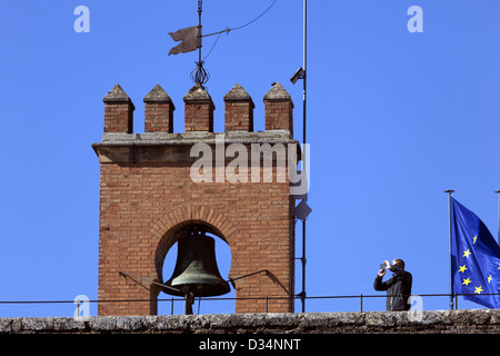 Campana sulla cima della Torre de la Vela torre di avvistamento in Alcazaba, all'Alhambra Granada Spagna Foto Stock
